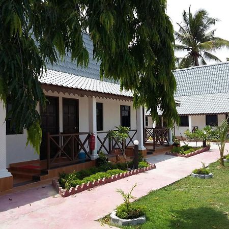 Rasa Senang Villa -Islam Guest Only Pantai Cenang  Exterior photo